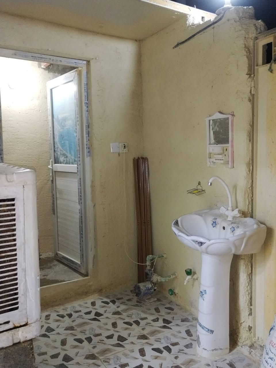 سلام عليكم بيت لبيع 100متر سكف سندويج بس لمضيف عكاده اساس طابوك سقوف ثانويه كامل لبيت ارضيه سراميك كل لبيت العنوان نجف شارع المعمل حي الصدرين السعر 19 وبي مجال الاستفسار ***********
