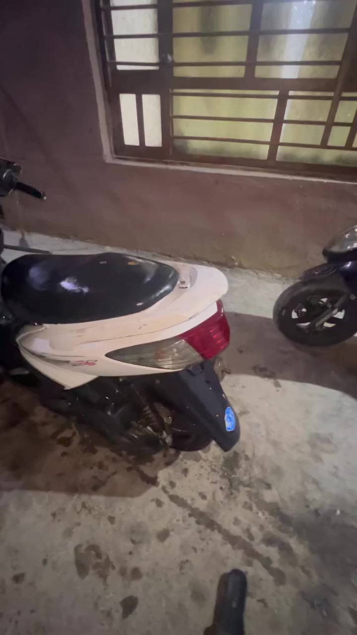 سلام عليكم سكنس فحل للبيع دراجه بلادي نضيفه مثل ما واضح مكينه ما مفتوحه مكان بغداد الحسينيه مال راشديه السعر 👈🏻600 وبيهه مجال ***********
