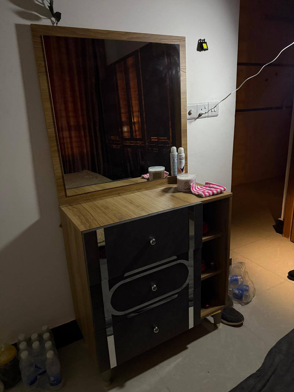 غرفه نوم تركيه جيدة جدا استعمال لمدة أيام السعر 500الف دينار حي القاهرة عنواني للعلم الغرفه مكانهه بالدورة***********
