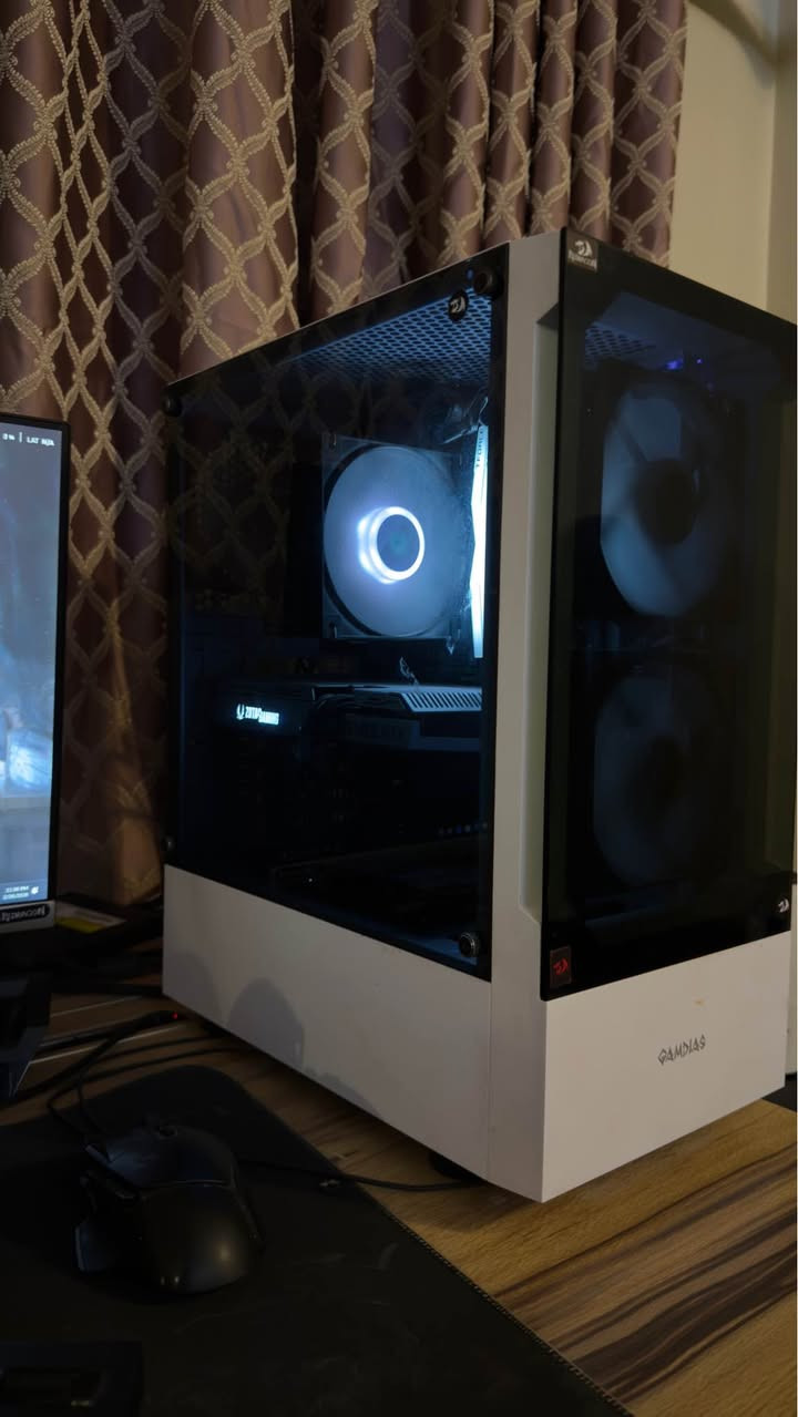 � للبيع كيس PC نظيف – استخدام شخصي 

المواصفات:

 •  CPU: Ryzen 5 5600X
 •  Motherboard: MSI X570 Pro
 •  RAM: 32GB T-Force DDR4 3600MHz (4×8GB)
 •  PSU: Gamdias 750W RGB
 •  CPU Cooler: DeepCool AG400
 •  Case: ATX أبيض

 بدون كرت شاشة
 بدون هاردات / وحدات تخزين

 الحالة:

 • شغل نظيف، بدون كسر، بدون أعطال
 • القطع أصلية وتقبل الفحص
 • مناسب للألعاب، البرمجة، التصميم، والترقية مستقبلاً
كل قطع قابلة لكسر السرعة 

 السعر:750,000دينار عراقي
 تفاوض بسيط فقط بعد الفحص

 المكان: (بغداد _حي العدل)
 التواصل: 
*********** بغداد, العراق
