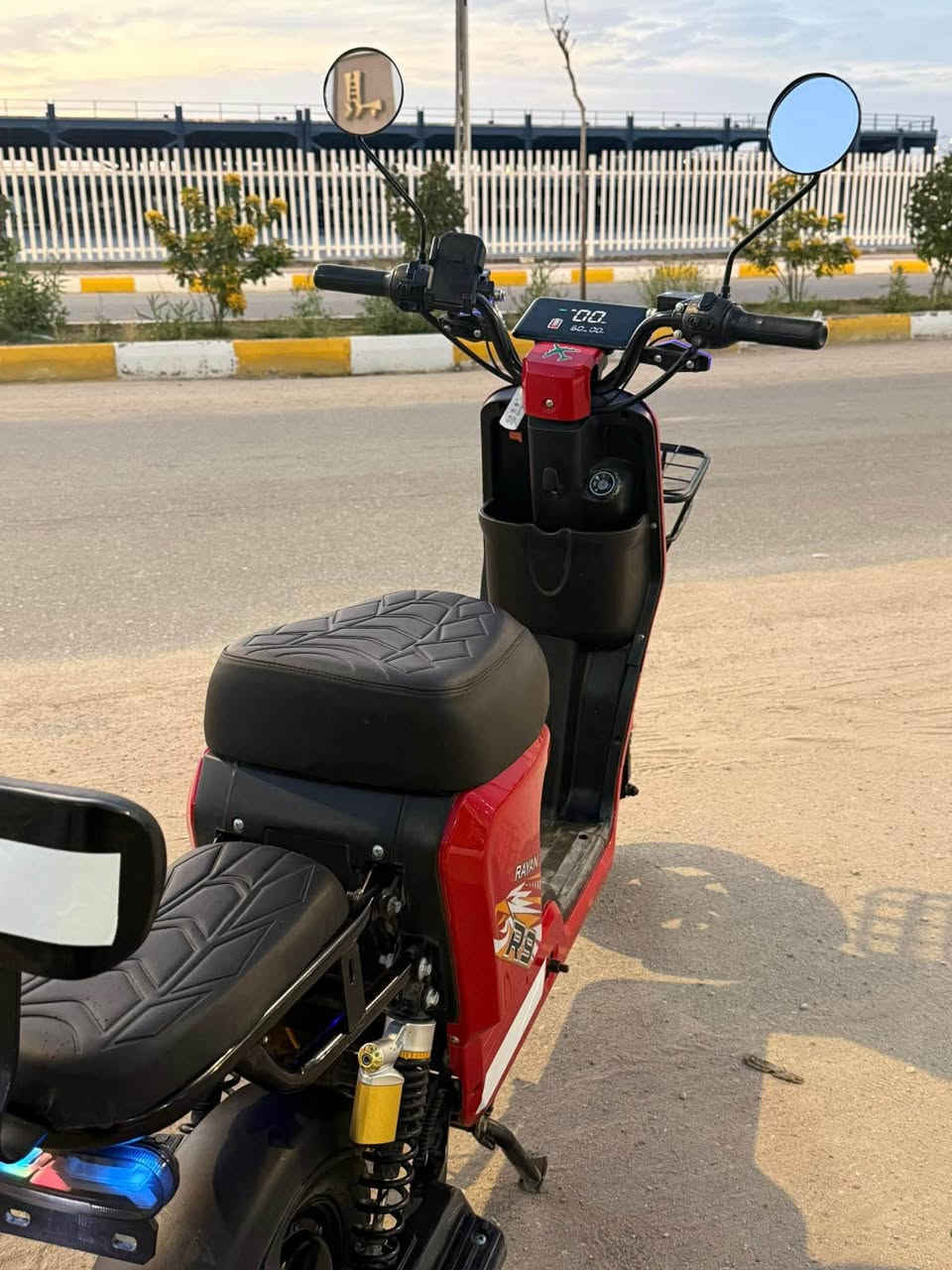 ‏السلام عليكم دراجة شحن للبيع R9 شركة الريان موديل 25 الدراجة 
 خمسة باتري ما بيها اي عطل 
32 امبير ، حجم 16 ، ملف وكهربائيات شغالة
  المواصفات لايت زينون￼ عالي ناصي لدي امامي خلفي متغير الالوان
 يجي وياهة سويجين وبصمتين
 وتشغيل عن بعد ٣سرع تمشي٦٠حقيقي وسريعة وهورن واشاير ع اليمين واليسار كلشي شغال ورباعية كذلك
الاستفسار :
*********** واتساب
