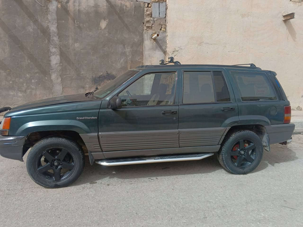 جيب شيروكي للبيع موديل 94 سنويته لتسعه وعشرين مكينه بلاد سعر 45 ***********
