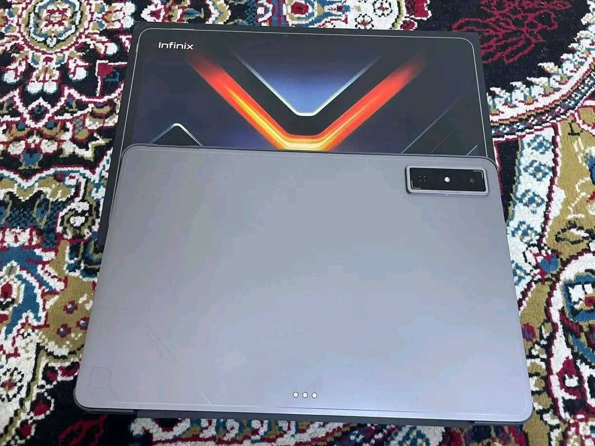 من بعد اذنك  مسؤول الگروب
السلام عليكم 
ايباد انفنكس اكس باد جي تي للبيع 
Infinix xpad gt
استعمال قليل الايباد ممنزل بي ولا لعبة ولا حساب فقط فاتح بي يوتيوب الايباد جديد بمعنى الكلمة  الايباد جديد جديد جديد وبي الضمان 
المواصفات 
1-شاشة IPS LCD عملاقة بحجم 13.0 بوصة، تعرض مليار لون بدقة 2880×1840 بكسل (2.8K) وكثافة 263 بكسل لكل إنش. الشاشة تدعم تقنية HDR10 ومعدل تحديث 144 هرتز ودرجة سطوع 700 شمعة.
2-تابلت Infinix Xpad GT يأتي مزود بمعالج كوالكوم Snapdragon 888 ثماني النواة، بتردد 2.84 و2.42 و1.80 جيجاهرتز وبدقة تصنيع 5 نانومتر، ومعالج رسومات Adreno 660. 
3-التابلت يأتي بكاميرا خلفية بدقة 13 ميجابكسل وتدعم التركيز التلقائي (Auto Focus) وتصوير الفيديو بدقة 4K بمعدل 30 إطارًا في الثانية، وبدقة 1080P FHD بمعدل 30 إطارًا.
الكاميرا الأمامية بدقة 9 ميجابكسل وتدعم تصوير الفيديو بدقة 1080P FHD بمعدل 30 إطارًا في الثانية.
4-البطارية بسعة 10000 مللي أمبير تدعم الشحن السريع بقدرة 33 واط.
5-التابلت يأتي بذاكرة تخزين داخلية 256 جيجابايت وذاكرة الوصول العشوائي الرام 8 جيجابايت، الجهاز لا يدعم إمكانية زيادة مساحة التخزين الخارجي عبر بطاقة الميموري كارد MicroSD.
6-خامات تصنيع الجهاز: الإطار الجانبي من الألومنيوم، والظهر أيضا من الألومنيوم
7-أبعاد الجهاز: الطول السُمك 6.5 ملم – الوزن 655 غرام.
8- سستم صوت ممتاز جداً مزود ب 4 سماعات ستريو
9- مدعوم بالذكاء الاصطناعي عبر تطبيق الخاص بنظام XOS folax
10- الشاشة مزودة بطبقة حماية Gorla Klass

استعمال خفيف جدا الجهاز وكاله 
مكاني بغداد
*********** واتساب متواجد فقط
سعر : 450 وبي مجال الطيبين

