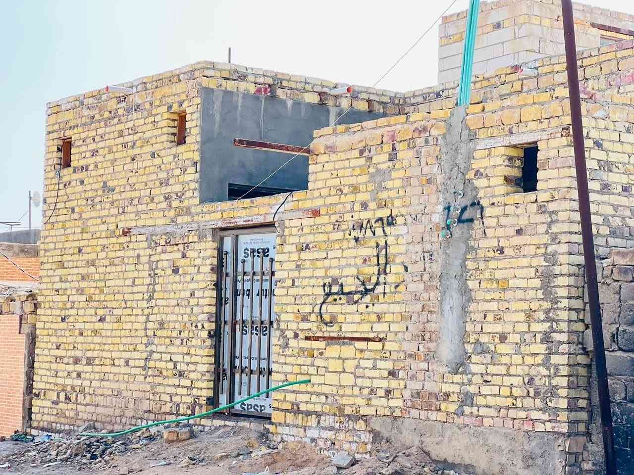 السلام عليكم بيت للبيع المساحه 210 متكون من غرفتين وصاله ومطبخ وبراني عايز ارضيه وصبغ الحمزه الشرقي الساده الأميال قرب مولد سيد يعرب السعر عله رقم***********
