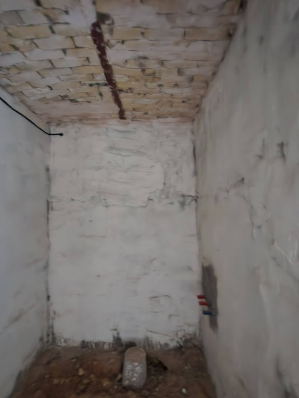 بيت للبيع  110م  البيت بعده ما كامل 
طابو زراعي سند 25 مداور بأسم المشتري  ,البيت مرقم 
يتكون صاله ومطبخ وغرفتين  وصحيات داخلية وخارجية العنوان البو جاسم خلف الحضاره شارع ابو وائل 
الاستفسار أتصل  ***********+*********** واتساب او مراسلة الصفحة ***********
