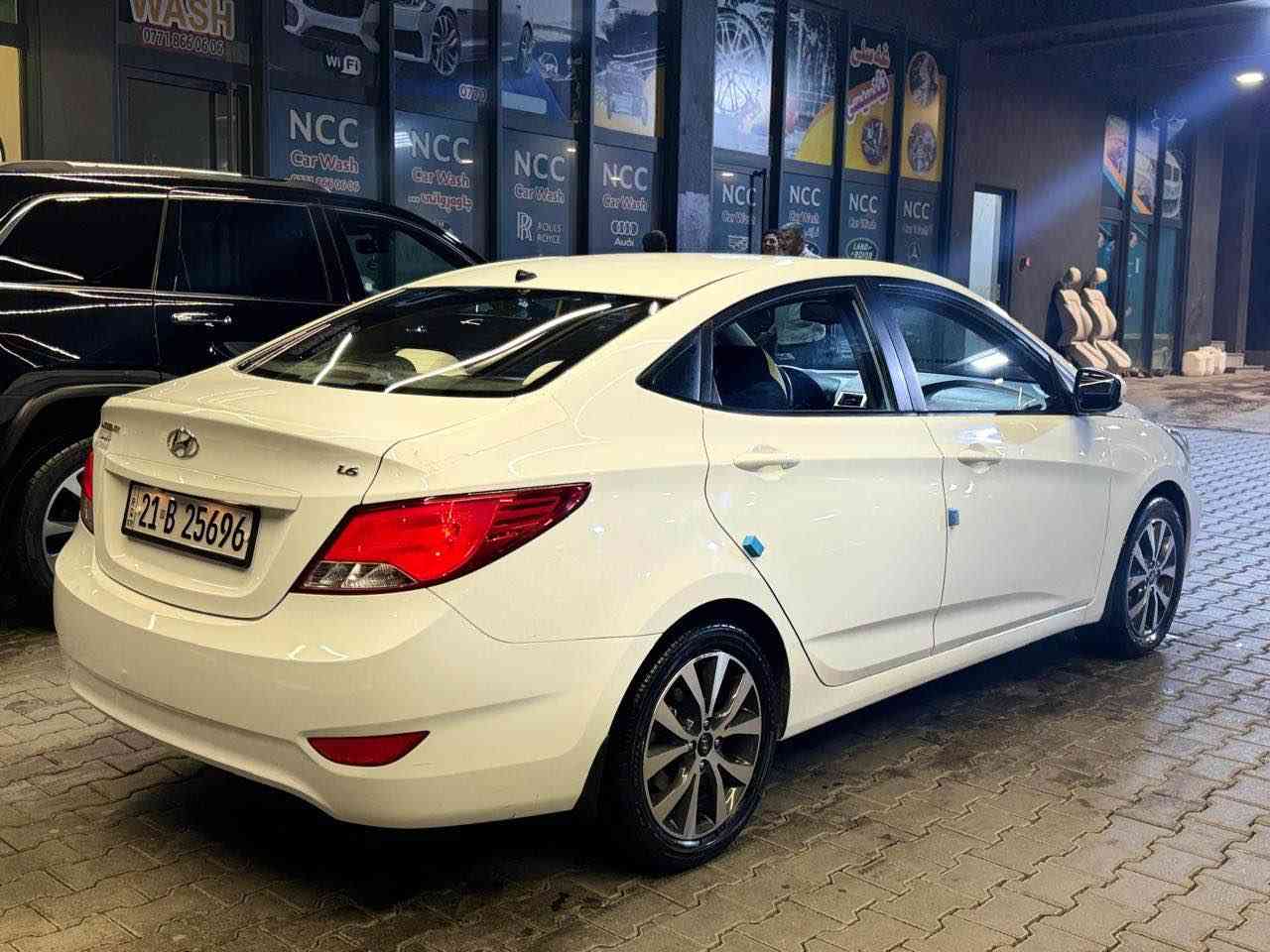 هيوندا ئه كسينت ٢٠١٥ خليجى.  سفرى شه ريكه يه ك ده ست ته نها.٤٢٠٠٠ كم هه قيقى روشتوه فول مواسه فات   مه كينه گه وره سلايد لايت و به گ لايت ليد       ويل كروم شاشه و كاميره  abs بوياخ ته نها بونيت و چه مه له خ و په له يه ك چه مه له خى سايه ق بوياخه بى ناوگرتن  نرخ ١١٧ *********** السليمانية, العراق
