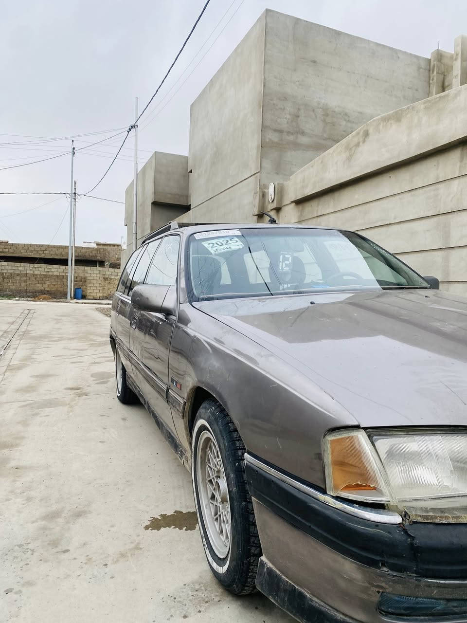 السلام عليكماوبل اوميكا موديل ١٩٩٢ محرك اثر نفخ حجم ٢٤ اتوماتيك سياره مال بيت سنويه عضم ٢٠٢٩ شرط الوكاله والتحويل كهربياتها كلها شغاله جامت  كهرب بدون ضرر وبدون ضبغ السعر ٣٢ وبيها مجال ***********/***********
