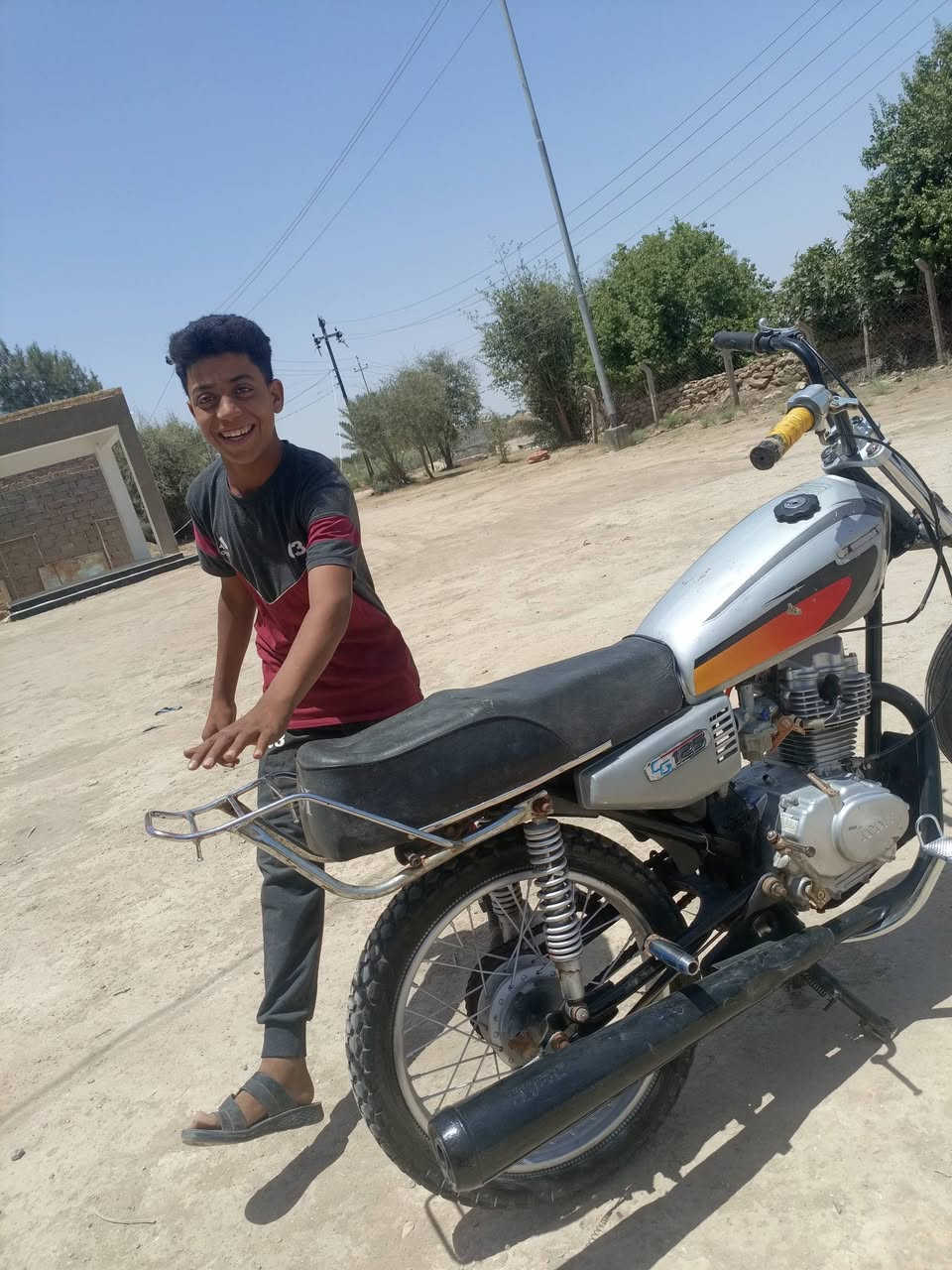 سلام عليكم دراجه للبيع نامه شلامجه البلاد مكينه 22 مبدل ولفات فقط دراجه حلوه ونضيفه مكينه تخبل اوياله جدد دراجه كلك بدون أوراق مكان دوانيه قضاء السدير  الرقم ***********
