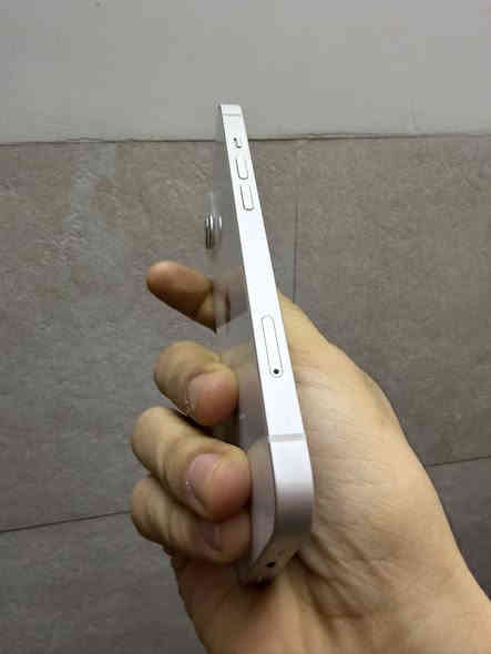 ١٣ عادي لون ابيض ذاكرة ١٢٨ بطارية ٩٣٪؜
ماستر عربي شرق اوسط غراض كاملة 
نظافة ١٠٠٪؜ 
سعر ٤٨٥ وبي مجال بسيط
اتصال او تواصل واتس : ***********
مكان : بغداد / دورة / صحة
