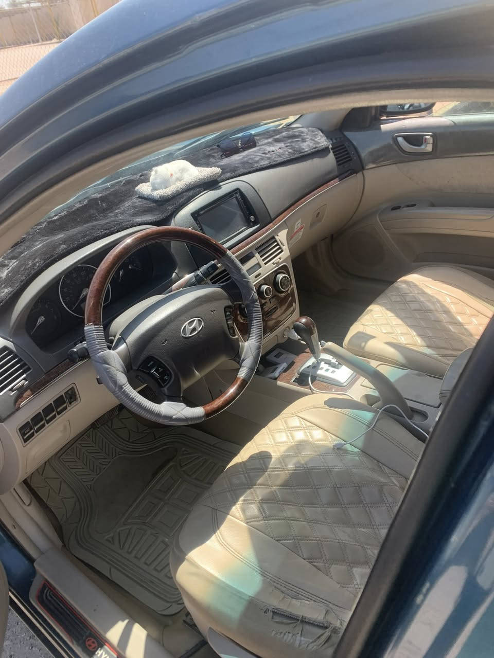 سوناتا وارد امريكي ٦سلندر سنويه باسمي واضحه مواصفاتها موديل ٢٠٠٦ عداد كيلو متر حقيقي بيه صبغ بنيد وجاملغ عكس السايق تدفئه تبريد 
تحكم ستيرن 
صدر محرك كير بحاله ممتازه خاليه من النقص 
مراوس باحدث مع فرق 
***********
