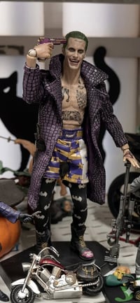 مجسم الجوكر(مفصلي بالكامل  )  أنتاج شركة HOT TOYS للحجز 07712299253