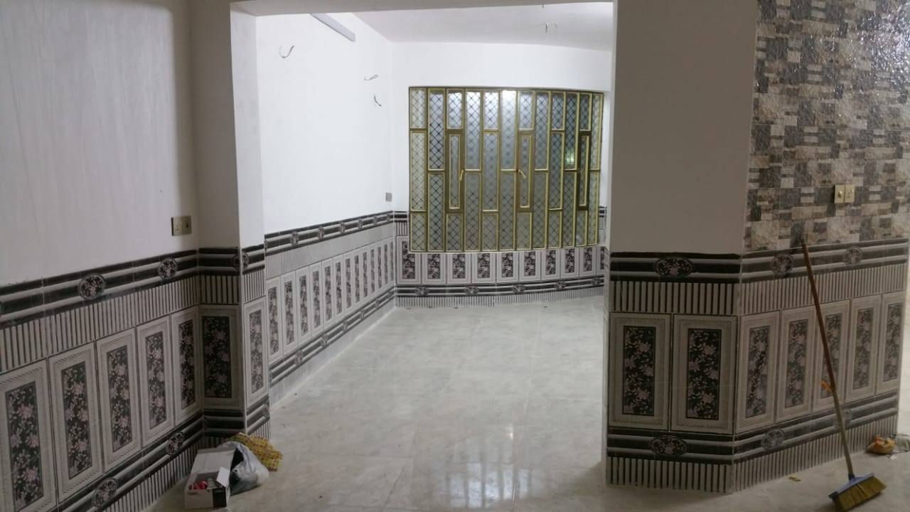 بيت للبيع قريب جداً على مدخل شارع المحيط بداية الطي قرب السيطرة
في أول نزال بالطي دقيقتين عن شارع المحيط 

المساحه١٣٠م 

طابق واحد  بناء حديث كونكريت مسلح كامل من كل التفاصيل وكله شغل درجة أولى 

الواجهة (الجبهة) 7.30م
الواجهه طلس ابيض +مصاطر و مطعم بمرمر أسود عمل درجة أولى 
 
 
النزال 17.80 م 

المحتويات 

-مدخلين للمطبخ+مدخل للاستقبال 

-غرفة نوم 

-حمام+مرافق شرقية+غربية 

-مطبخ كبير مفتوح على الحولي كله سيراميك درجة أولى  للسقف 

-غرفة استقبال كبيرة 

-بيتونة كبيرة 

-سطح مغلف اشتايكر عمل درجة أولى يحتوي على كراج سيارة وحديقة جانبية

-الكراج 5.30×3.20

-الحديقة 5×3.6م 

كله كامل

والارضية الداخلية كلها بورسلين ايفا درجة أولى 

مع إزارة هندية لكل البيت سيراميك هندي درجة أولى 

_ الطرمة الخارجية سيراميك حامضي درجة أولى + حديقة خارجية 

الموقع بداية منطقة الطي يبعد عن الامامين الكاظمين عليهما السلام 15 دقيقة مشيا على الأقدام 
و 3 دقائق بالسيارة 

 قطعة رقم 1 شارع الكامرات نزال أسواق الامير سابع الفرع على جهة اليسار

السعر مناسب جداً 
للتواصل على الواتساب أو الاتصال على الرقم ***********
