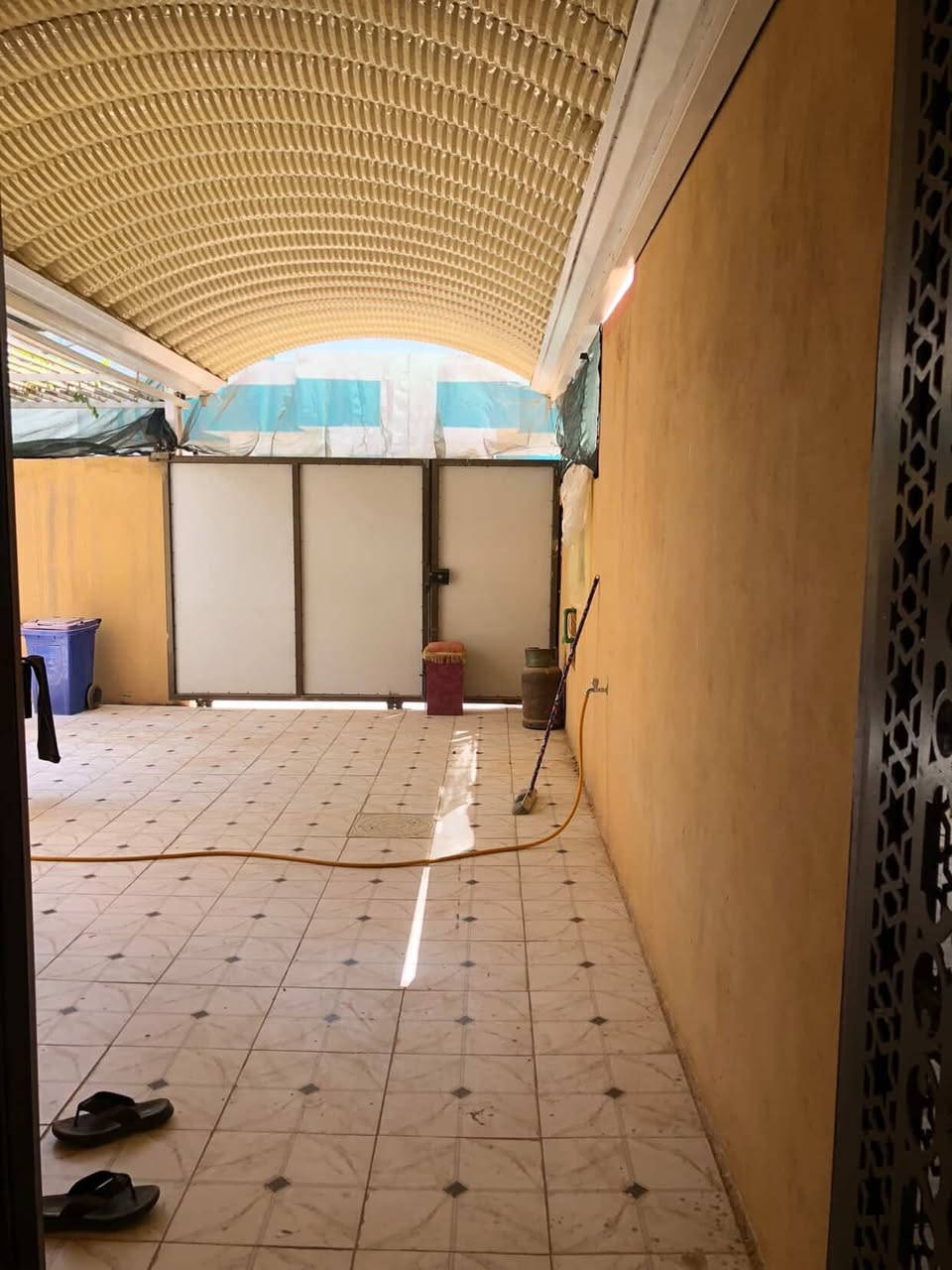 بيت للبيع  في مجمع سفير الحسين/ النجف/ الكوفة قرب الجسر الحديد(كورنيش الكوفة)

المساحة 300 م 
غرف نوم عدد2. 4x5
مطبخ 3.5x5
صاله كبيره 
استقبال6.5x4
ممرات تهويه ومنور وسطي تم تغليفه  skylights 
مسقف للسياره
حديقه كبيره مزروعه  بعناية
صحيات عدد3
المجمع جاهز  بجميع الخدمات اضافة الى نوعية الساكنين من  الناس  المميزين اجتماعيا.
السعر الكلي 235 بضمنها 45 مليون تدفع اقساط شهريه للشركة 500 الف شهريا وممكن ان تخفض الاقساط عند تحويل المعاملة للمصرف الاستثماري.
للايضاح تدفع نقدا 190 مليون والباقي اقساط 
المنشور لنفس البيت في منشور سابق من حساب اخر
ارجوا من الجادين في الشراء فقط الاتصال على ***********
