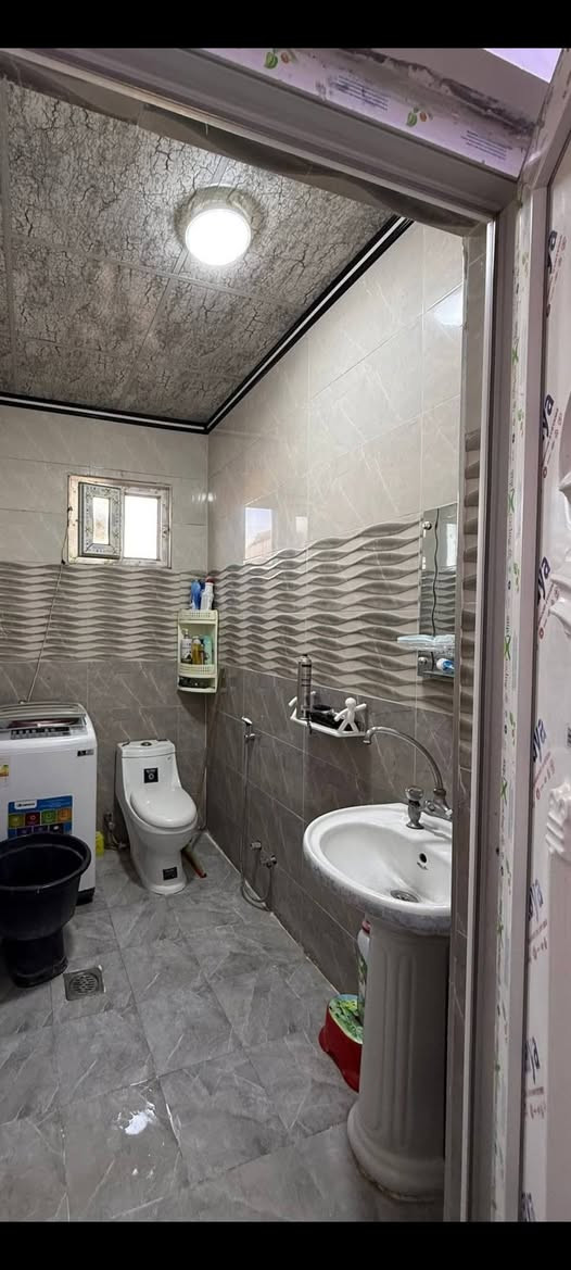 بيع مستعجل ب 110 وبي مجال 
بيت  للبيع  🏘في حي الميثاق👌👌خلف ماركت النور 🏬
مساحه الدار   105✅ ملك صرف  📜🫆 الدار مكون💥💥طابق ونصف☑️ غرفتين 2 نوم  🛌
هول عدد 2 👨‍👩‍👧
مطبخ  عدد 2🍽🍽حمام عدد 2🚿🚿صحيات عدد 3🚽
استقبال🛑 مع كراج .. يرهم معارضه مع بيت بلملايين حصرا يكون أكبر مساحة منو ... للاستفسار الاتصال***********@
