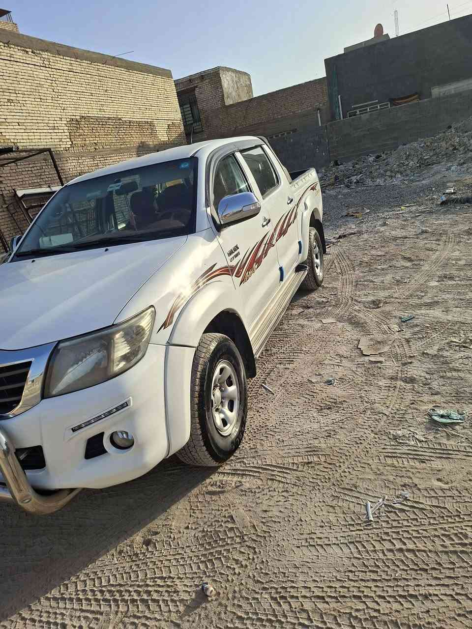 هايلوكس ٢٠١٣ فور ويل سوناره موجود مكان السياره المدينه تجي وشوفه صدره جديد كله وكاله *********** سعر ١٨٥ وبيه مجال
