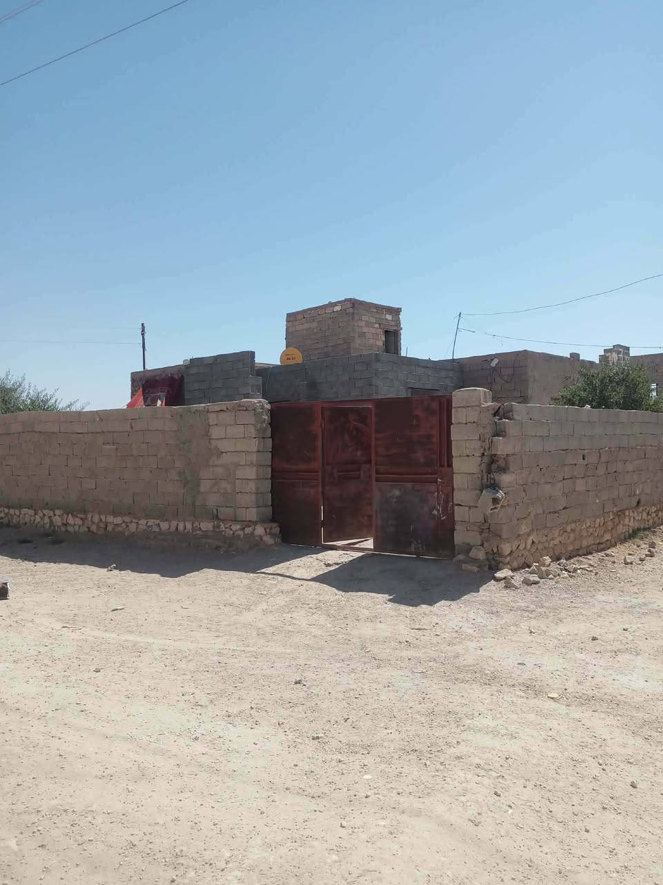 سلام عليكم بيت للبيع المساحة 500 ماي كهربائ المكان  حي لامين قريب عله ديوان الجغايفه السعر 20 هاذه رقم رعي ***********

