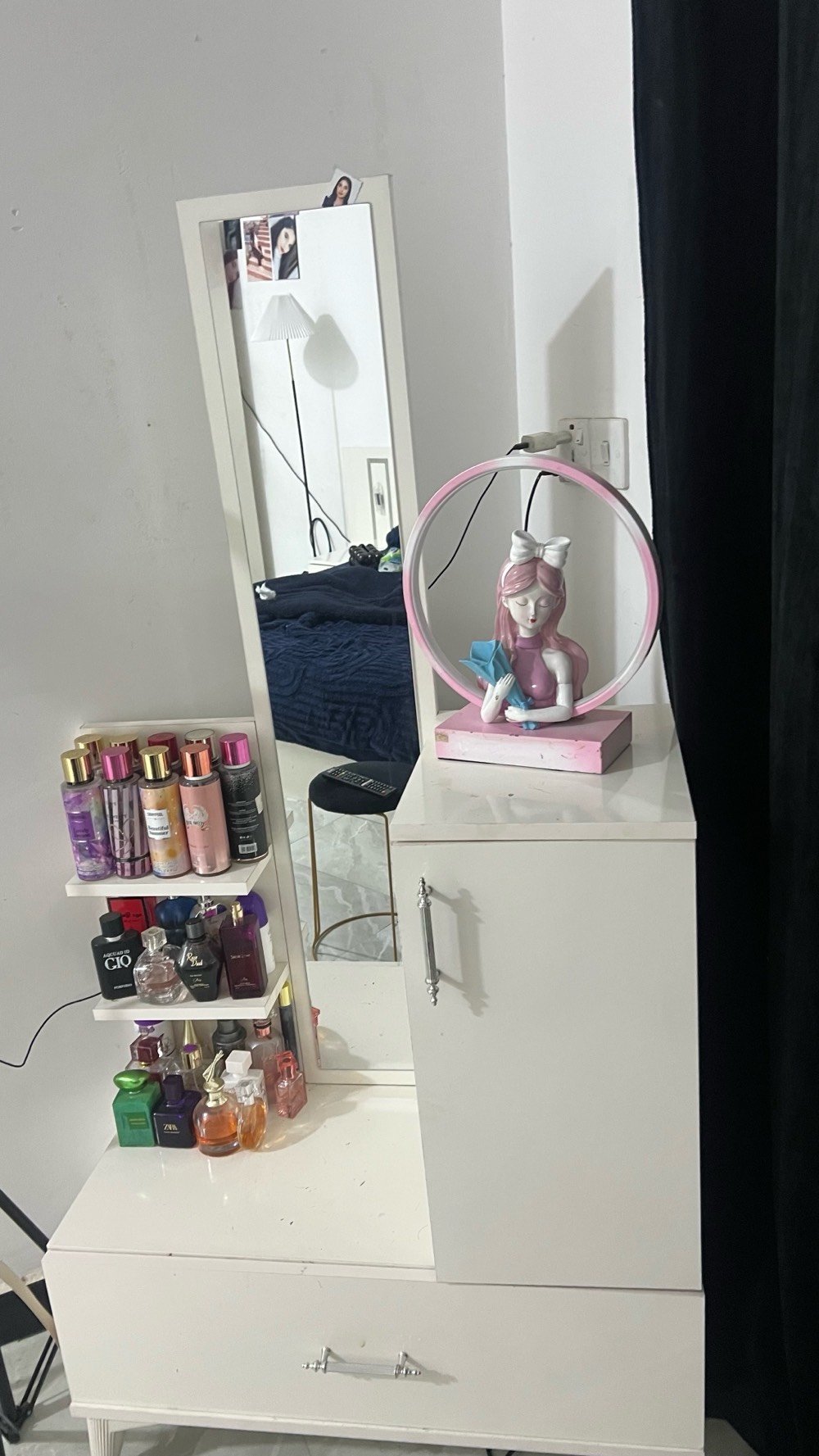 غرفه تركيه جديده ونظيفه ممستعمله هواي اشتريته قبل ٦ اشهر بـــ ٧٠٠ 
الضرر فقط هاي الحافه مال الجربايه والباقي نظيف 
للبيع كامله ماعدا الدوشك 
الشد والنقل عليكم🤍