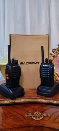 جهاز لاسلكي ماركة Baofeng قطعتين كامل الملحقات الشحن والسماعات بالباكي...