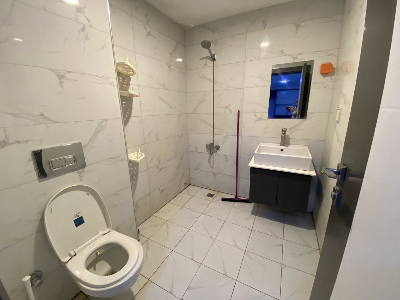 شقة للإيجار في أربيل
‏في مجمع سكني لايف تاورز
‏داخل مربع الذهبي 
‏غرفة وصالة فارغ
‏مساحة 87 متر 
‏للاستفسار أكثر على ال WhatsApp 
***********
***********
