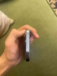 ايفون 13 برو ماكس ذاكر 256 الجهاز ما مفتوح وين ما يعجبك تاخذه بس سماعه...