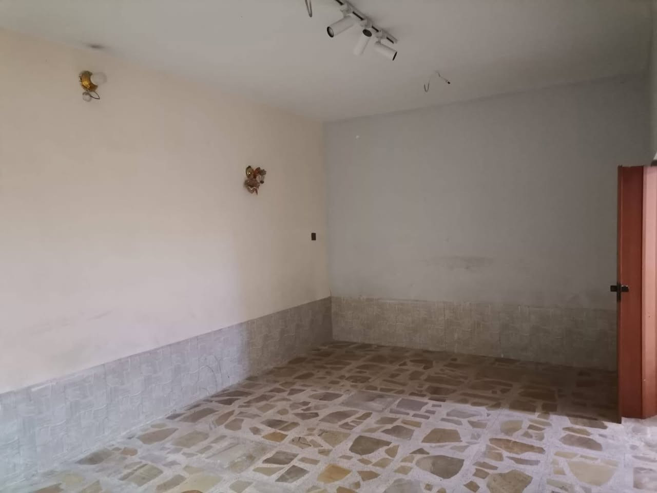 بيت للايجار  
200 متر
شهداء الموظفين خلف مكتب ابن مريود
3 غرف نوم + استقبال + هول + مطبخ +صحيات خارجية وداخلية 
للاستفسار مراجعة مكتب الامواج خدمي شهداء الموظفين
او الاتصال على الرقم : ***********

