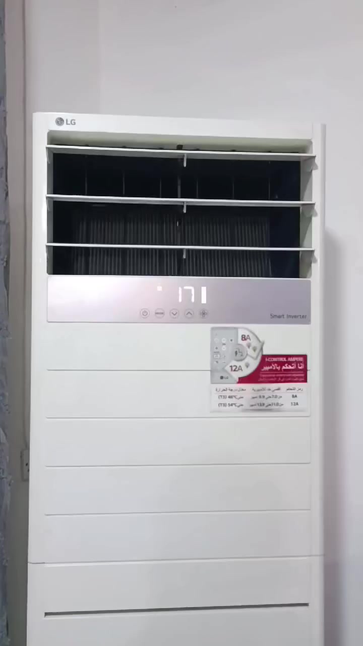 "اليوم عدنا تجربة عملية لتنصيب سبلت عمودي
من شركة LG بقدرة 3 طن وبتقنية Inverter الحديثة. ⚡❄️

الميزة المهمة في هذا الجهاز أنه لا يحتوي على تيار بدء عالي
لأن تقنية الإنفيرتر تجعل الضاغط يبدأ عمله تدريجياً من الصفر وليس دفعة واحدة.

📊 أثناء الفحص قمنا بقياس التيار بواسطة الكلمب ميتر،
وكان سحب الجهاز في البداية منخفض جداً،

وبعد أن أصبحت الغرفة باردة استقر السحب تقريباً على 1.3 أمبير فقط. 🔌📉

وهذا دليل على أن الضاغط يعمل بسرعة منخفضة للحفاظ على درجة الحرارة وليس بأقصى طاقة.

لهذا السبب أنصح دائماً باستخدام أجهزة الإنفيرتر
لأنها توفر ثلاث فوائد مهمة:

⚡ تقليل استهلاك الطاقة الكهربائية
❄️ شعور أفضل بالارتياح الحراري
🔧 تقليل الإجهاد على الضاغط وزيادة عمر الجهاز

الهندسة ليست فقط تنصيب جهاز…
بل فهم كيف يعمل الجهاز بكفاءة عالية."

المهندس حسين الزبيدي   /   ***********

...
