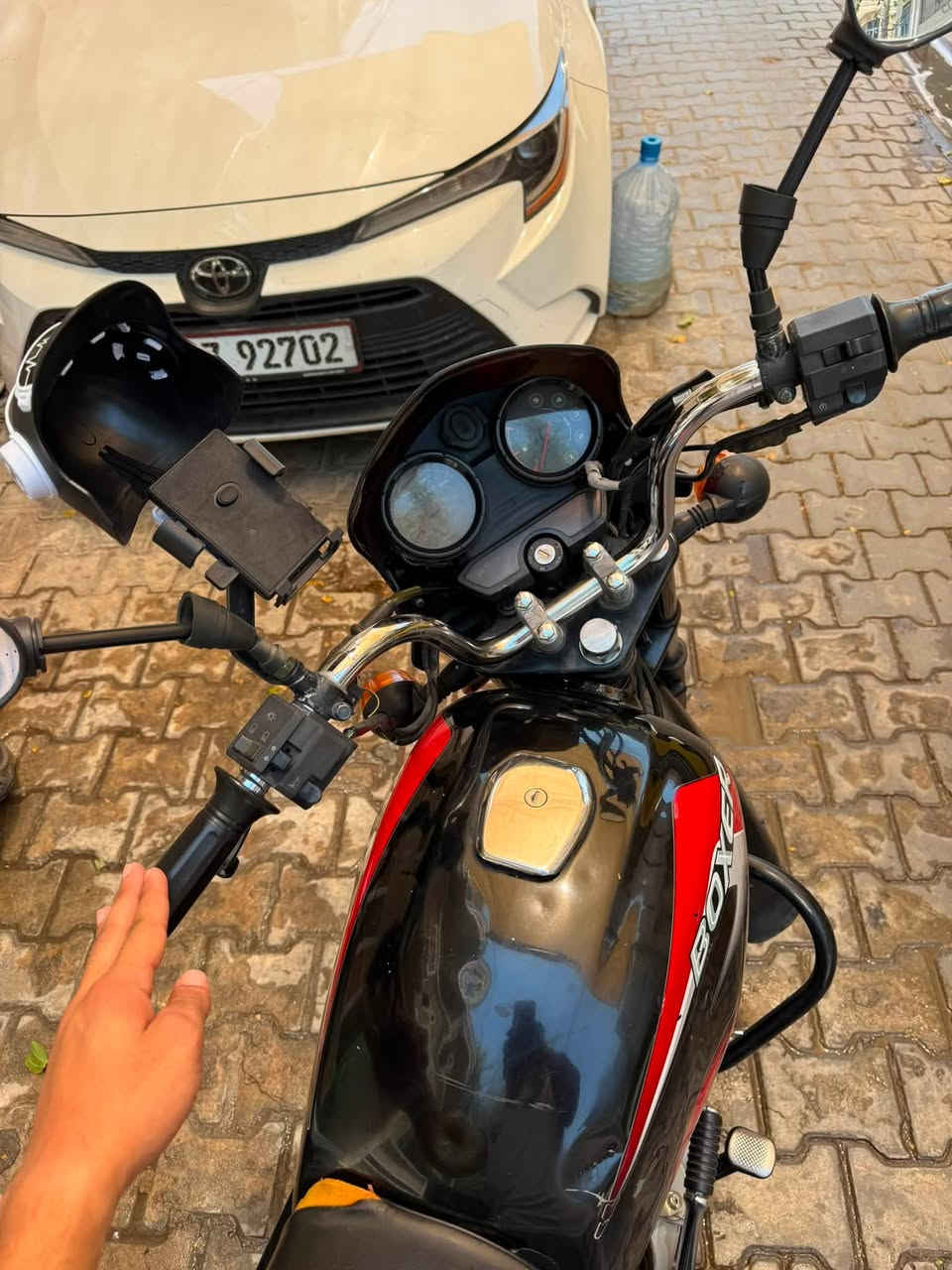 📍بغداد
السلام عليكم دراجة بوكسر كلاسك موديل 22 رقم وسنوية جاهزه تحويل ثاني يوم  مع جنطه خاصه وكاله دراجة بحالة جيده جداً استعمال خاص مامشتغله دلفري الدراجه معتنين بيها كل ٢٠ يوم يتبدل دهن دراجه ال ياخذها بالعافيه علي تفيد اليريد يشتغل بيها دلفري او على باب الله السعر مليونين او 150 الف او وبيها مجال للشراي رقم الهاتف ***********

