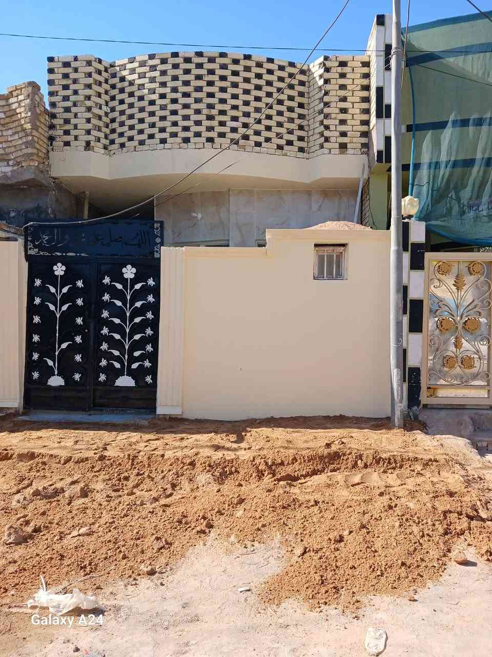 سلام عليكم
دار للبيع مساحه ١٠٠متر طابق واحد جديد منطقة ٥٩ مفتوح على شارع ٣٠ شارع المكاتب وعلى ساحه رقم العقار ٥٩٢٠٢
جديد فارغ صب كونكرت اساس وسقف دار جاهز مجهز واجهة الواح هندي ارضيه بورسلين هندي مطبخ سيراميك حمامات سيراميك هزاره ١٢٠سم صطح مطبك شتايكر طفيلي كهرباء دفن ارتفاع السقف ٣،٣٠ م 
اجازه بناء اشتراك ماء إشتراك كهرباء 
بيت جاهز مجهز 
سعر ٧٢ مليون 
مكتب بيعة الغدير 
***********
