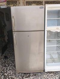 ثلاجه نضيفه شغاله على الفحص تجميدها فول أكبر حجم 24 قدم سعرها 200 طباخ...