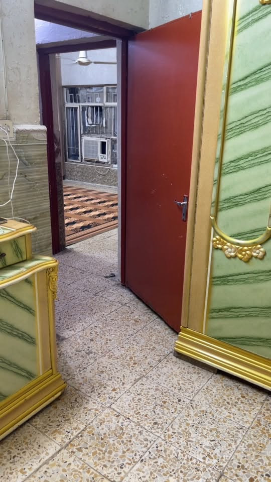 السلام عليكم بيت للبيع مساحه ١٥٥ متر واكثر ٤ غرف نوم هول واستقبال ومطبخ جبير وطرمه جبيره ..بغداد البياع الشرطه الخامسه سعره ١٧٥ وبي مجال للاستفسار الاتصال على الرقم ***********
