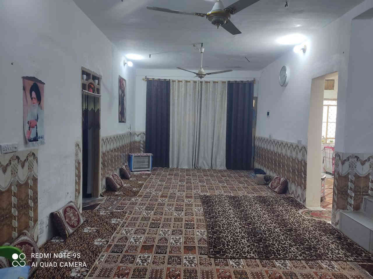 بيت لبيع مساحه 550 يتكون من مطبخ 5*5 وصاله 11*4 ومجمع صحيات داخله وخارجه وغرفه نوم 5*5 كراج سياره بناء حديث سكف شيلمان بلجيكي الاصلي ومعاملته كامله بلبلديه يعني كملت نص معامله باسمي البيت ومتوفره كافه الخدمات يبعد عن مدرسه 50متر ع شارع 30 مولد قريبه كهرباء قويه ماء متوفر  البيت جاهز للسكن  السعر 60 وبيه مجال قليل  رقم *********** قرب دور الايتام الطابو
