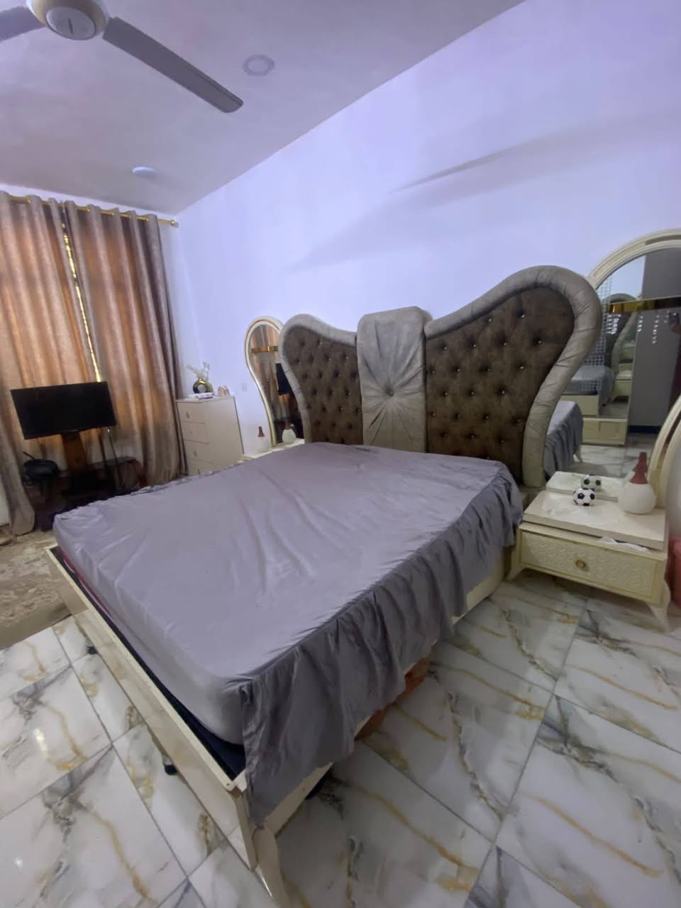 السلام عليكم عندي غرفه للبيع سعر 450 بغداد حق اتصال***********
