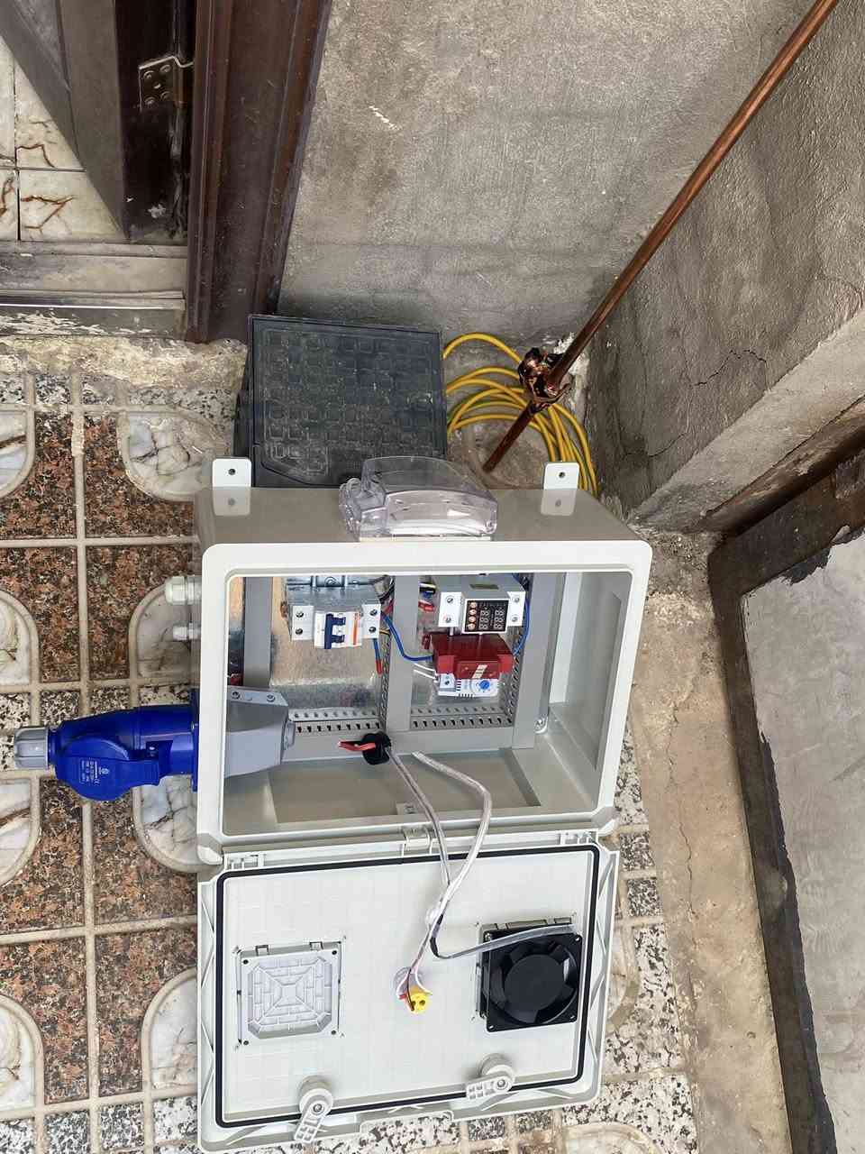 بورد حماية شحن السيارات الهايبرد والكهربائية حجم 30*40 
•حماية ضد ارتفاع الفولتية
•حماية ضد انخفاض الفولتية
•حماية ضد ارتفاع التيار
•حماية ضد الشورت سيركت
•جوزة طفاية حريق 
•حساس حراره زائد مروحة فان للتبريد
•اشارة لد ضوئية لمعرفة الفولتية والهيرتز والتيار
•مزود بمخرج كهرباء صناعي 32A زائد مخرج بلك سويچ دبل جوكر 16A مطري 
•حجم السلك المستخدم 6 ملم شعري
•كبس جميع اطراف الاسلاك بوتلس 
••الاسعار ••
135 الف -البورد فقط زائد الفحص
150 الف -البورد زائد تثبيت والتشغيل
275 الف -البورد زائد التثبيت والتشغيل زائد عمل منظومة أيرث نحاسي 100%حديثة بالكامل
للحجز
***********
***********
