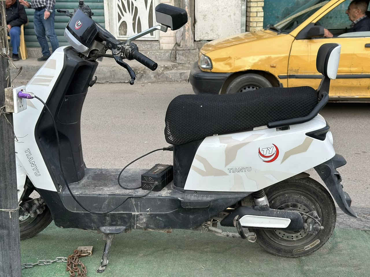 السلام عليكم 
سعر مناسب
دراجه شحن للبيع 
5بطاريات
المحرك: يعمل بمحرك كهربائي بقوة 1500 واط. 
البطارية والمدى: يستخدم بطارية جرافين، ويصل مداه إلى 60 كيلومتر في الشحنة الواحدة. 
السرعة: تصل سرعته القصوى إلى حوالي 65كم/ساعة. 
التصميم: يتميز بتصميم مخصص
، مع وجود أضواء أمامية مزدوجة مميزة
3نمر سرعه
للعنوان_بغداد_الاعظميه 
صار فتره من ماخذه 
تعال خاص بيك خير وتدلل


**إذا كنت صاحب هذا الإعلان وتريد حذفه لأي سبب، رجاءا أرسل رسالة إلى الدعم الفني**