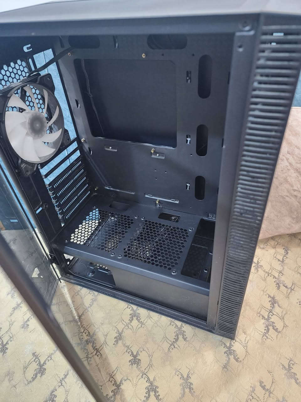 السلام عليكم
يس فارغ للبيع 
يجي ويا 4 فانات rgb مع هب مراوح كل شي بي شغال مابي مشكله 
نضافه جدا عاليه 
السعر 55 الف 
مكاني بغداد توصيل موجود


**إذا كنت صاحب هذا الإعلان وتريد حذفه لأي سبب، رجاءا أرسل رسالة إلى الدعم الفني**