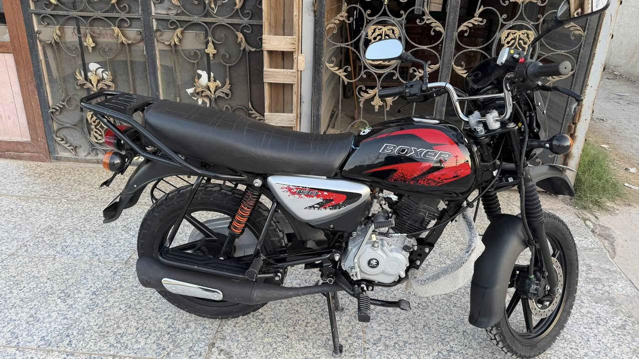 السلام عليكم دراجه بوكسر موديل 2025  زيرو بعدهه ماشيه 1000 فقط  نضيفه بشكل للبيع رقمي لاستفسار *********** العنوان بغداد الدوره
