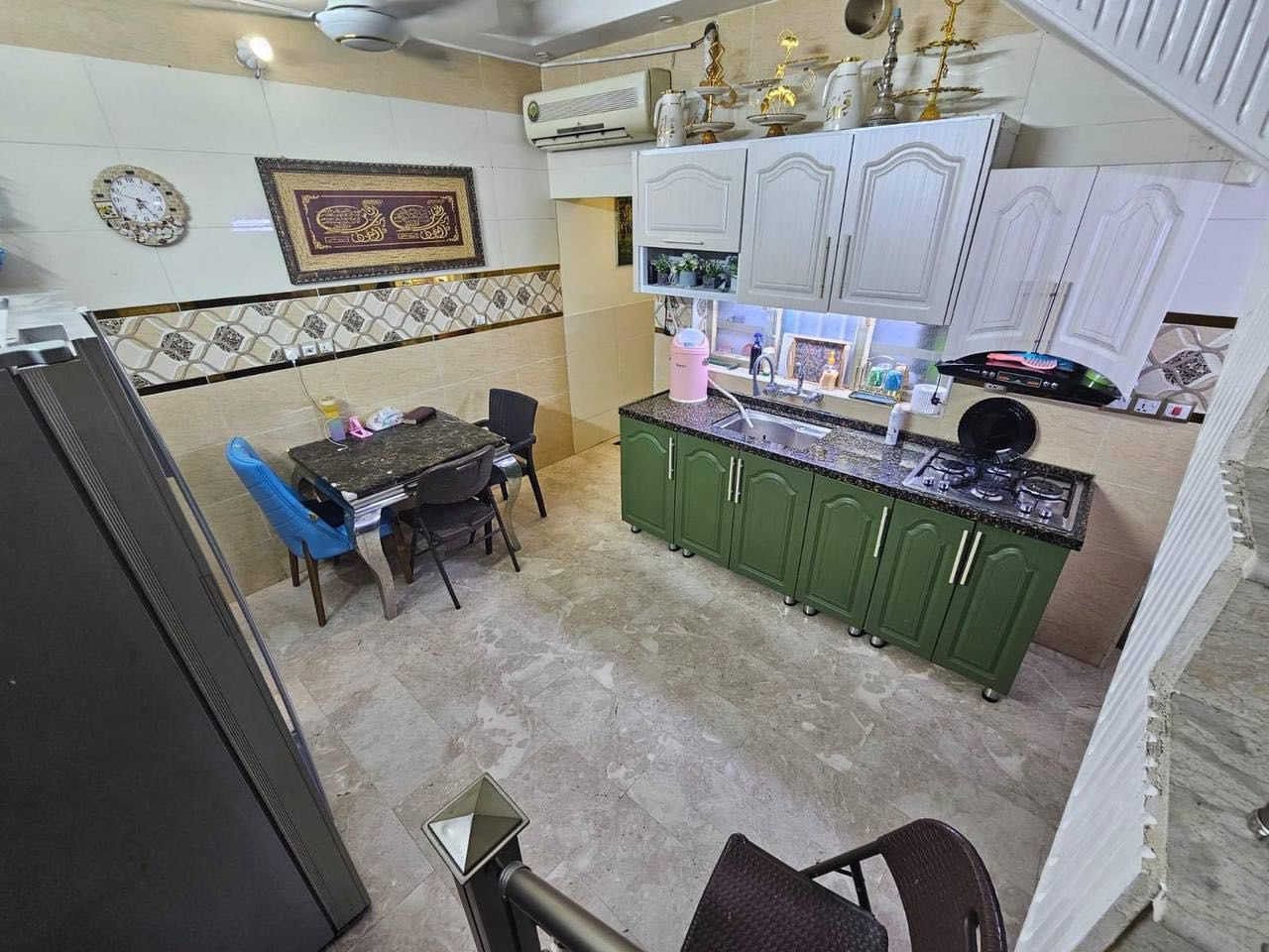 دار للبيع مساحة 100 متر حي الجهاد مربع
البيداء  قريب شارع العام 
 يحتوي على 4 نوم صحيات عدد 3 صالة مطبخ بيت كلش نضيف وجاهز للسكن سعرة 215 وبي مجال 
الاستفسار ***********
