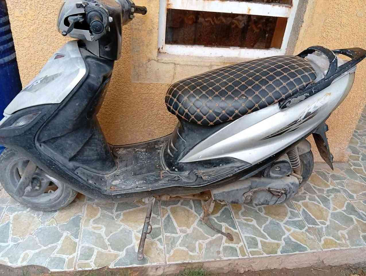 السلام عليكم
للبيع 
دراجة ماكس 140 
للبيع 
مكينة جديدة مال حاوية جيب وياك فيتر وافحص 
باتري جديد 
نقصها ترتيب كهربائيات 
السعر 425 الف وبيها مجال حك الجية 
مكاني بغداد الغزالية
للتواصل واتساب ***********
للاتصال ***********
