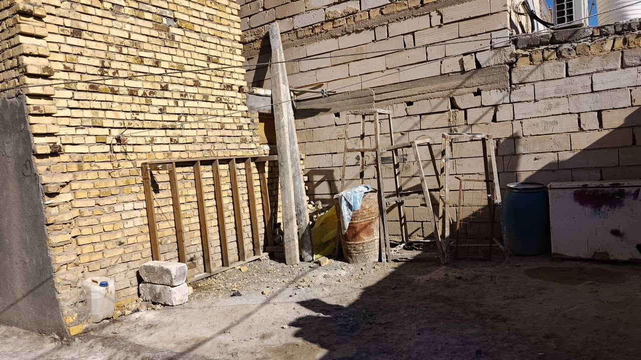 السلام عليكم بيت زراعي مساحه150متر في حي خنيطله يحتوي غرف2+ صاله +مطبخ+ صحيات خارجيه+ ترك+ استقبال بس هيكل بناء طبوق سطح عكاده قريب جداً عله تبليط موقع سكني حلو واتساب اتصل ***********
