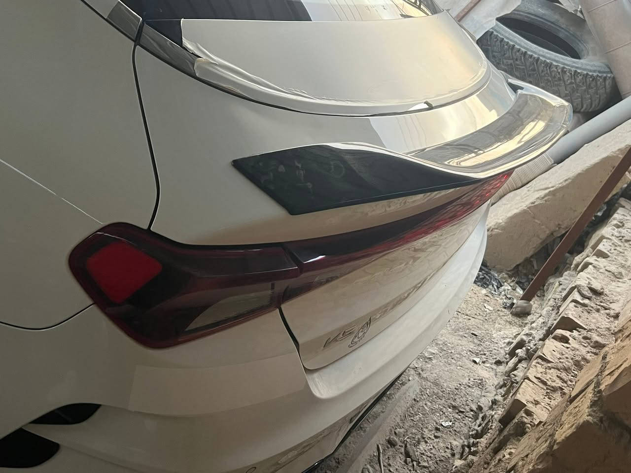 كي 5 موديل 23 خاليجي فول موصفات 
رقم بغداد بسمي ماشي 44 بيه بارد باب الصدرمفتوح بدون تبديل وبدون صبغ وكتاب الفحص موجود بل صور مكاني ناصريه مركز 
سعره 210 وبيه مجال قليل
***********
