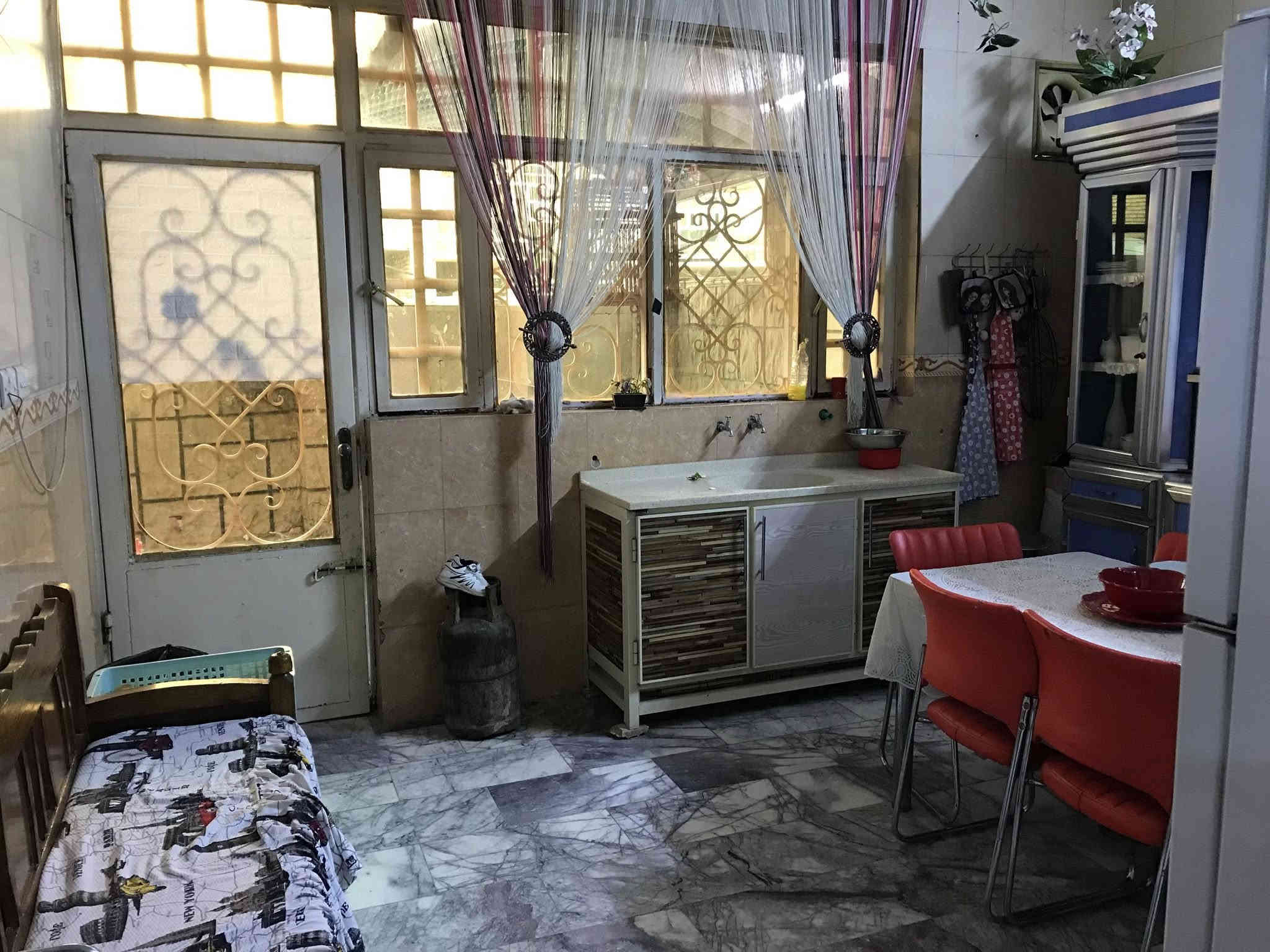 دار للبيع 
الشعب / شارع الصحة 
مساحة 200 م الواجهة 10 نزال 20 
سند 25 طابو زراعي 
الطابق الاول غرفتين نوم+مطبخين كبير وصغير+حول+استقبال+٢صحيات 
الطابق الثاني ٤ غرف نوم +صحيات + حولي 
الطابق الثالث بيتونه+سطحين 
البيت كله مرمر وسيراميك 
خدمات كامله وقريب ع شارع العام 
300 مليون 

التواصل ع هذا الرقم 
***********
