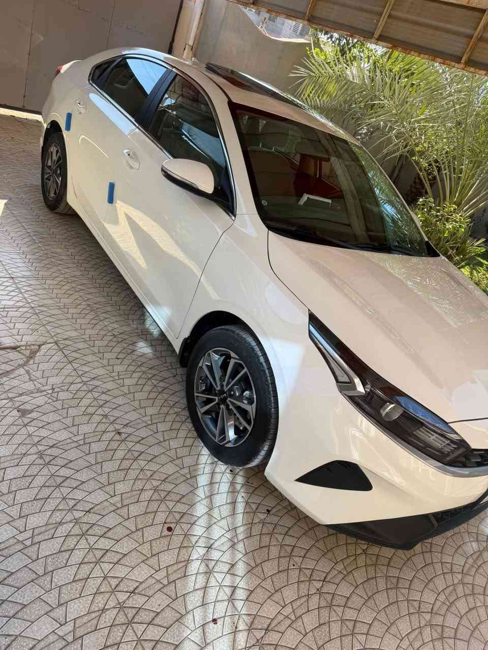 السلام عليكم كيا سيراتوا موديل ٢٠٢٣ فول مواصفات فتحه مري شفط شاشه جبيره بلاديه محرك ١٦٠٠ 
ماشيه ٦١ الف 
رقم اربيل
السياره ع ايد وحده من الزيروا
مكفوله من الصبغ والضربه ع بارد بسيط موضح بالصور 
مكان السياره واسط  الزبيديه
***********
