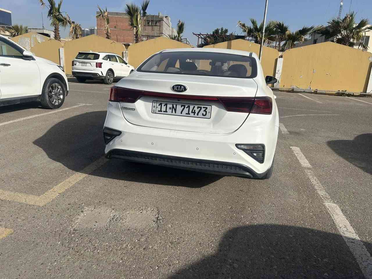 كيا سيراتو 2021 خليجي
بدون حادث او صبغ محرك 1600 دوش بيها شخوط بسيطه طخه بالدواسه جوه الباب عكس السايق 
السعر 158$ وبيها مجال بسيط مكاني بابل الحصوه
*********** اتصال + واتساب
