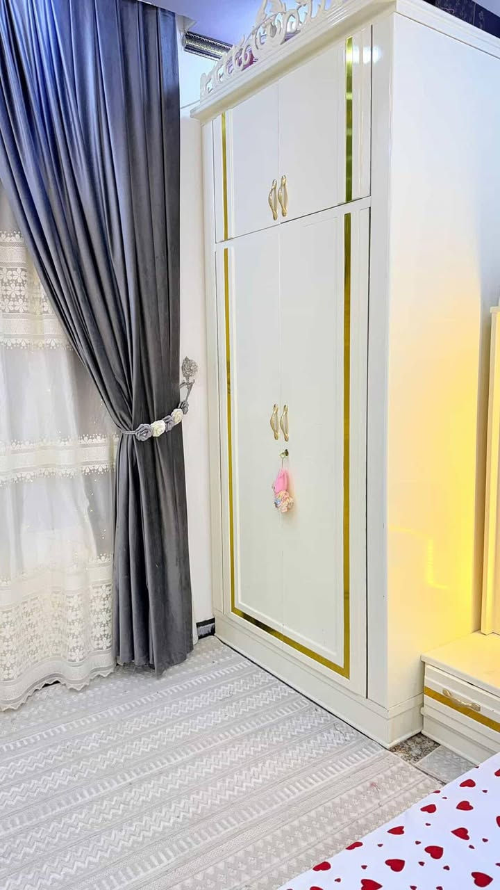 غرفة اخشاب نظيفه خشب عراقي تسكام مابيها اي شي مكسور اناره بالميز وبالجربايه السعر عل اتصال *********** مامتواجد خاص
