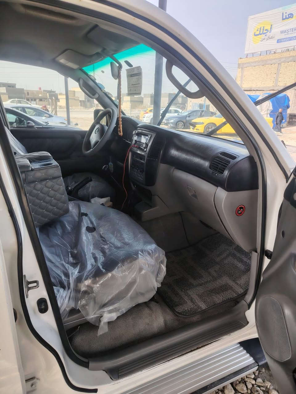 سلام عليكم 
لاندكروز 2004 مكفوله
تخم تاير بالون ابو الجمل 
الون ابيض مكفوله 
جام كهربائي 
كير عادي 
رقم بغداد أنكليزي 
تحولي ثاني يوم
***********
***********
