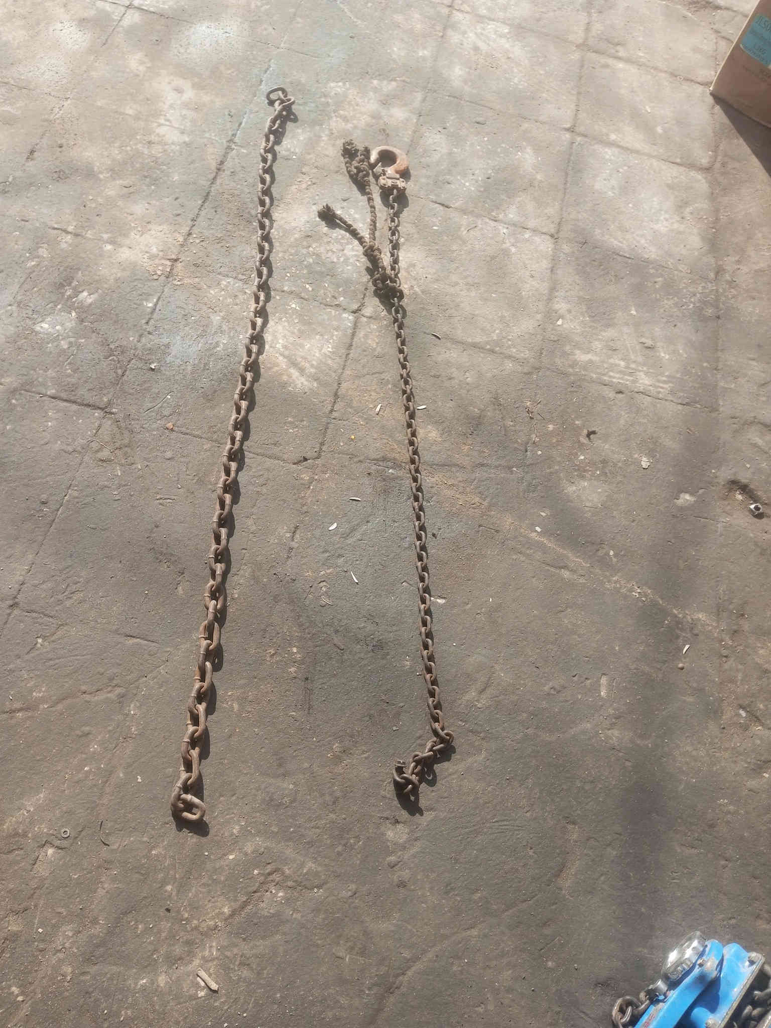 السلام عليكم
غراض سمكره للبيع 
عده كامله كبل فتح محل 
عنواني بغداد حي البتول 
هاتف ***********
