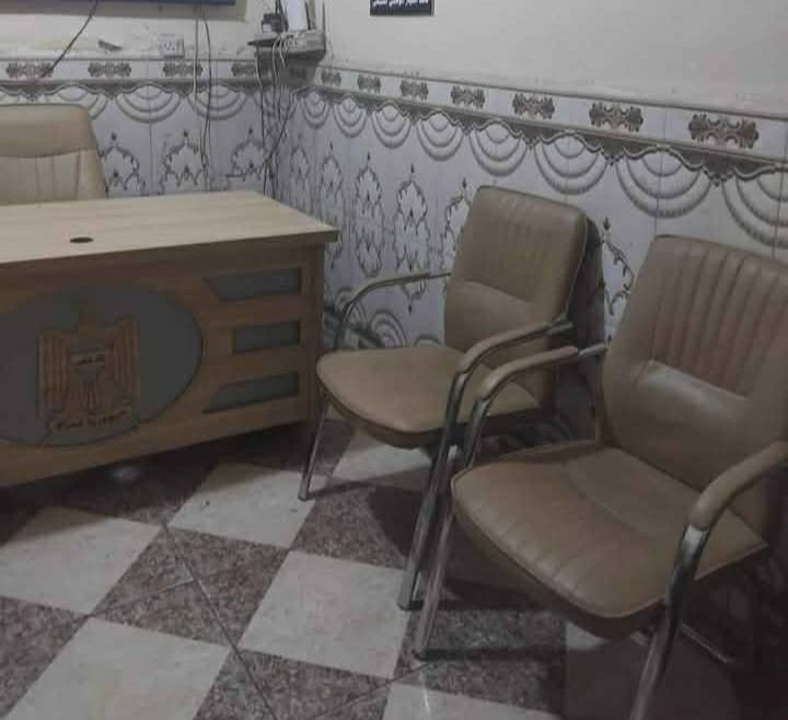 مكتب كامل اصلي جديد يحتوي على 4 كراسي اشعار المكتب جمهوريه العراق صقر لون المكتب بيجي سعره 340الف وبي مجال لشراي ولطيبين واتساب ***********.....عنواني بغداد البياع تقاطع درويش
