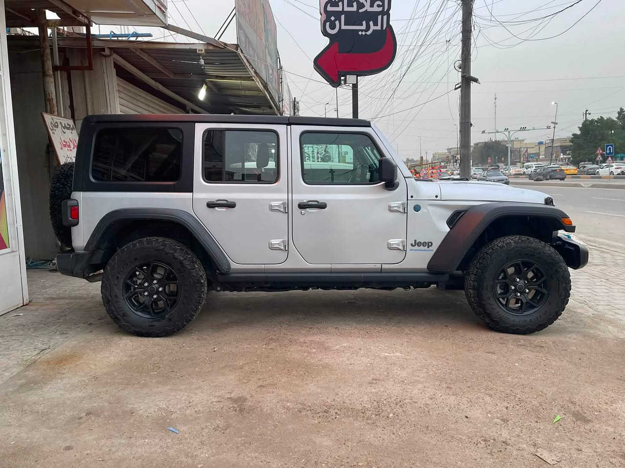 السلام عليكم 
Jeep wrengler willys 4Xe 2024 
1-محرك السيارة هجين (plug _in Hybrid -phev) 4 سلندر تيربو 
2- نظام الدفع رباعي 
3- تشغيل عن بعد 
4- جميع الايرباكات سليمه 
السياره ما بيه كل نقص 
السعر 280 
مكان السيارة بغداد البنوك 
***********
