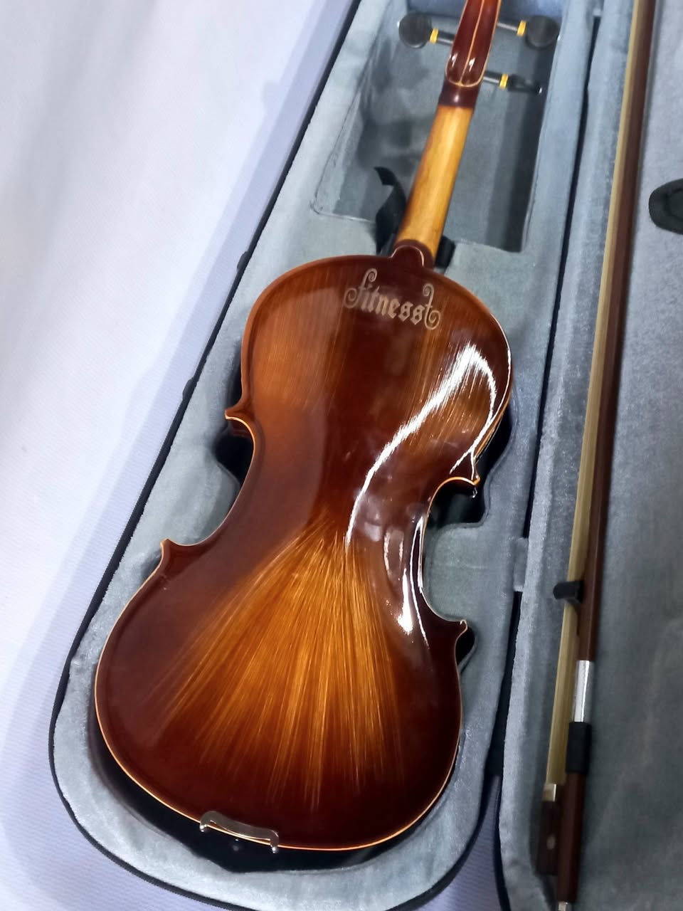 كمان ماركة فتنس للبيع سعرة 125 الف الكمان حجمه 4/4 ص كله من الخشب صوت شرقي هذا رقمي وبي واتساب *********** مكاني بغداد/ البياع ( يوجدتوصيل بغداد والمحافظات باجور )
