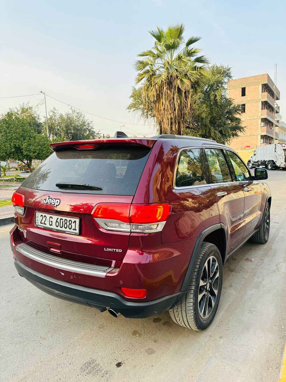 السلام عليكم 
جيب كراند شيروكي 
فئه لمتد فول 1/1 بدون جكات 
وارد كندي كلين تايتل هنا انطخت براس البنيد فقط 
جميع الايرباكات سليمه ومكفوله 
محرك 6 سلندر 3600 مكفول من الفتح 
مكانها بغداد الاعظميه 
سعرها 235 ورقه وبي مجال للشراي 
*********** بغداد, العراق
